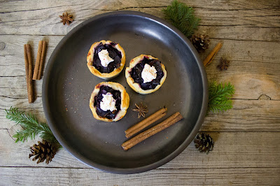 Blätterteigmuffins mit Rotkraut und Ziegenfrischkäse