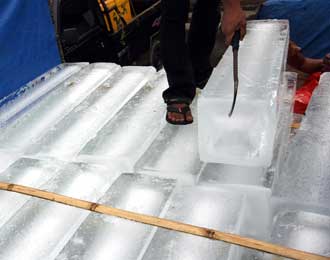 Penting! Cara Membedakan Es Dari Air Mentah atau Air Matang