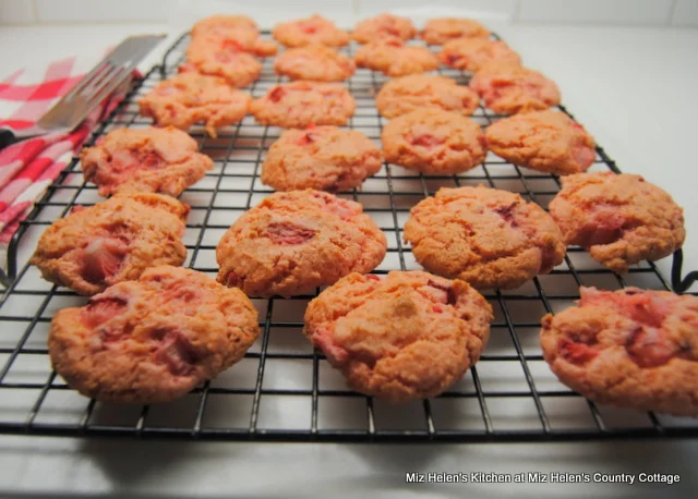Fresh Strawberry Cookies at Miz Helen's Country Cottage
