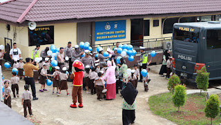 Didampingi Guru, Puluhan Anak TK Datangi  Mapolres Kapuas Hulu