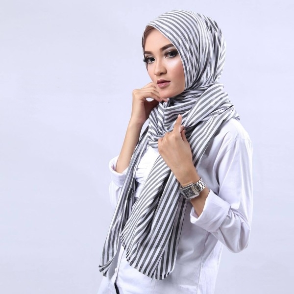 Model hijab Monochrom terbaru