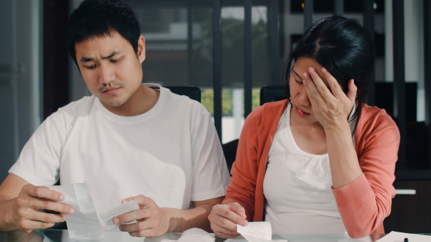 Mỗi lần mở két thấy thâm hụt tiền trong két, chồng nghi vợ đem tiền về cho nhà ngoại