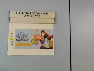 En la zona de espera de después de vacunarse hemos puesto estos carteles para recordarte que dejar de fumar es tu otra vacuna. También salva vidas.