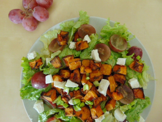 Salade Automnale - Butternut rôtie, feta & raisins // fall salad - roasted squash grapes