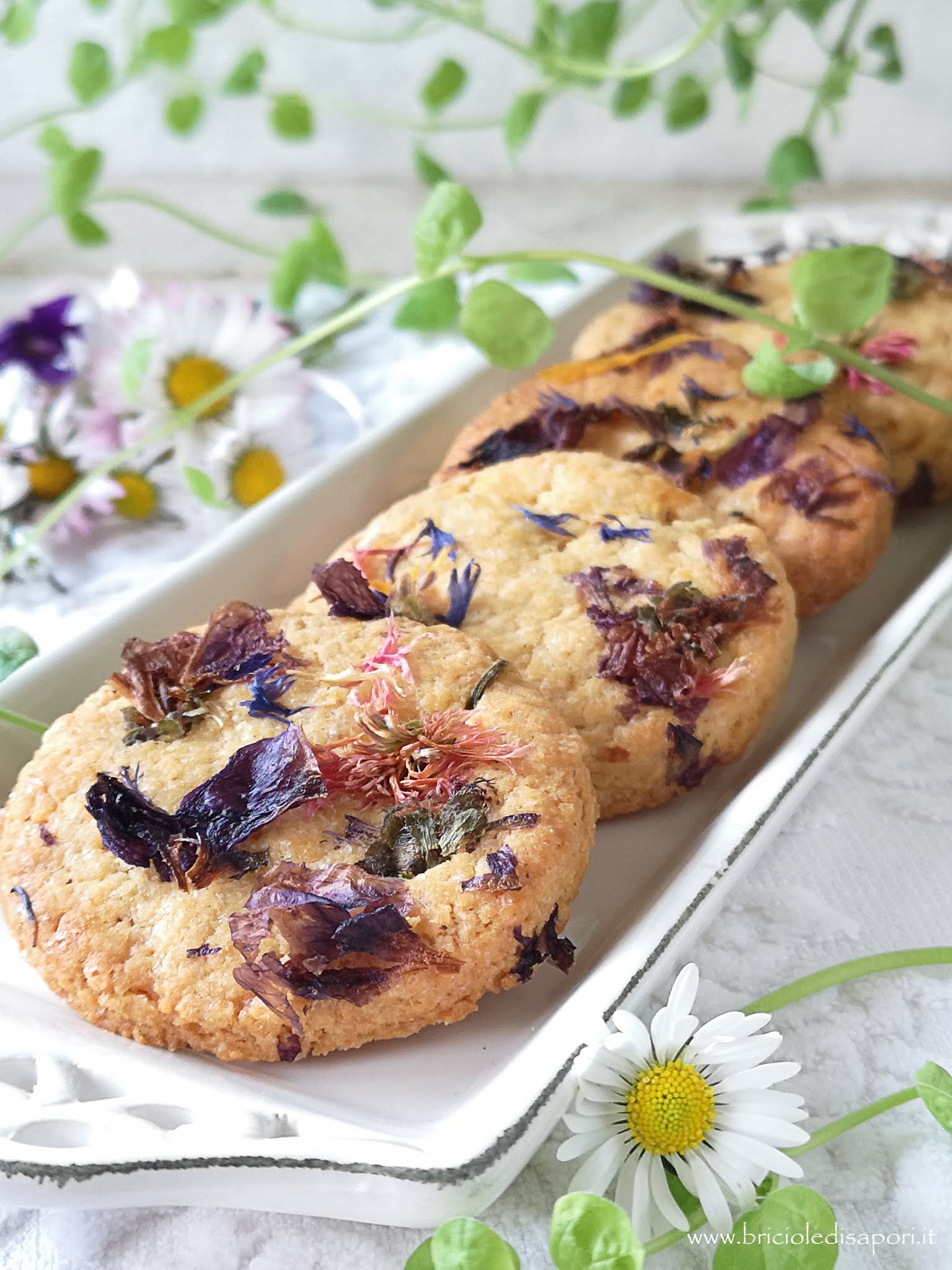 biscotti con fiori primaverili