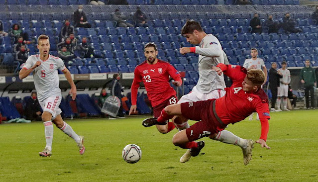 Jugada del segundo penalti. Nico Elvedi derriba a Álvaro Morata ante la mirada de Sergio Canales y Ricardo Rodríguez. SELECCIÓN DE SUIZA 1 SELECCIÓN DE ESPAÑA 1. 14/11/2020. Liga de Naciones de la UEFA, fase de clasificación, grupo 4, jornada 5. Basilea, Suiza, estadio St. Jakob-Park.