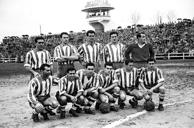 DEPORTIVO ALAVÉS. Temporada 1955-56. Sin ordenar: Carlos (portero), Sanz, Erezuma, Gorospe, Aitor, Ibarra, Primi, Echeandia, Ucelay, Echaniz y Erdocia. DEPORTIVO ALAVÉS 0 CLUB ATLÉTICO DE MADRID 0 Domingo 29/01/1956. Campeonato de Liga de 1ª División, jornada 18. Vitoria, Álava, estadio de Mendizorroza. GOLES: no hubo.