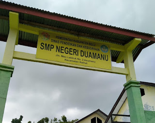 Papan nama SMPN Duamanu