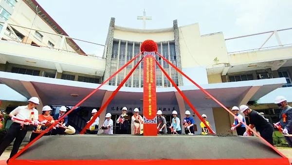 ▲慈愛教養院新建教室大樓動土典禮，彰化縣副縣長林田富、彰化市長林世賢、立法委員黃秀芳等人受邀出席，祝禱教室大樓工程順利開工。（記者林明佑攝）