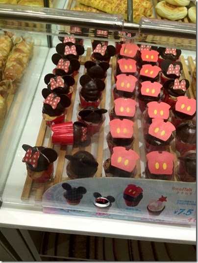 Mickey and Minnie Mouse cupcake, Bread Talk