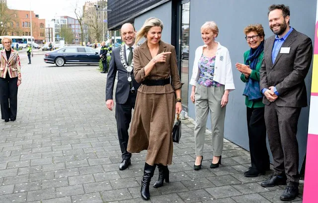 Natan houndstooth wool jacket. Queen Maxima wore a houndstooth wool jacket and wool skirt by Natan. Art Camp vocational education