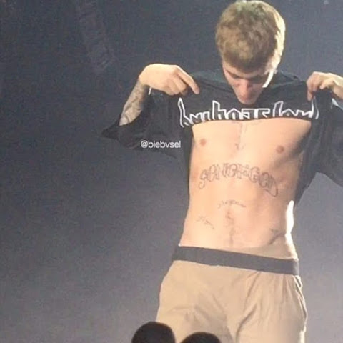 Justin Bieber Shows off His New Stomach Tattoo