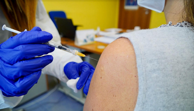 Braccio in silicone per fare il vaccino: denunciato