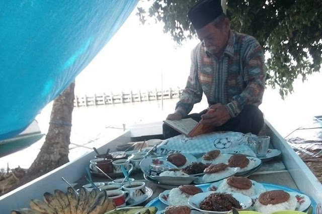 ritual tradisi mengapungkan perahu di desa tubo majene