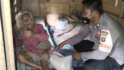 Terpuji, Dua Bhabin Kamtibmas Ini Sisihkan Gaji Bantu Nenek Lansia