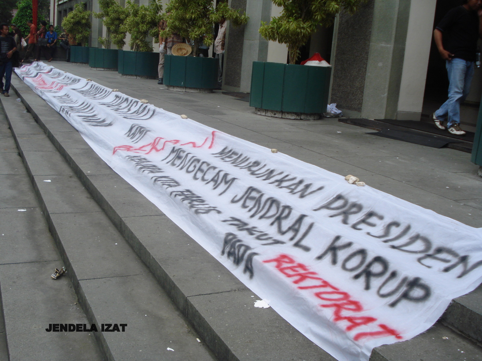 Suasana halaman gedung rektorat saat masa melakukan aksi berbagai tuntutan tertulis dalam spanduk