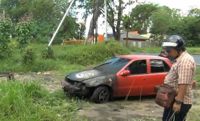 Di Tanjungpinang Sebuah Mobil Sedan Hangus Terbakar