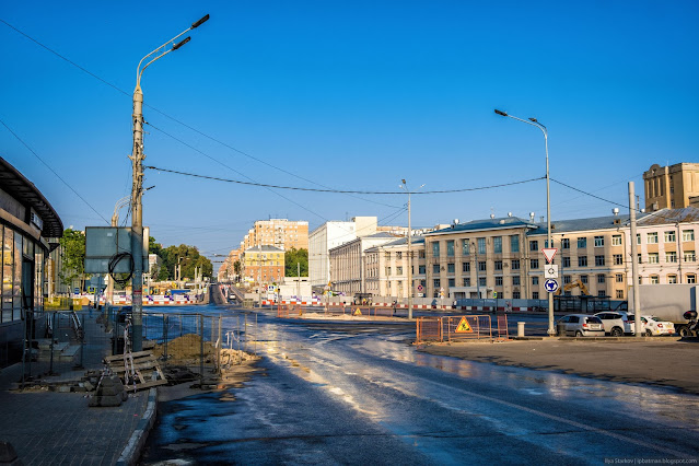 Площадь среди городской застройки