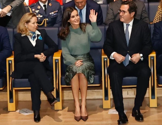 Queen Letizia wore a green wool and cashmere sweater and brocade pencil skirt by Is Coming. Hoss Intropia