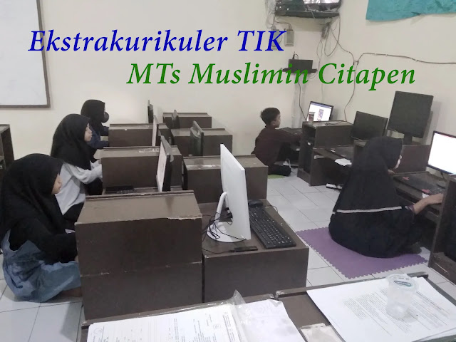 Siswa-siswi MTs Muslimin Citapen sedang praktek ekskul TIK cara membuat kartu peserta ujian dengan Word plus foto