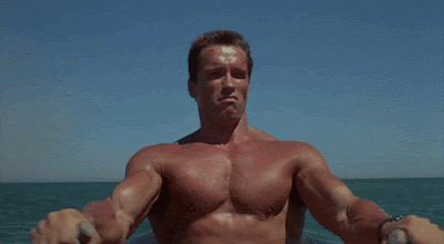 Arnold Schwarzenegger fait de la barque dans COMMANDO de Mark L. Lester