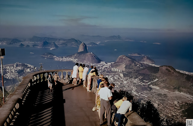 No Cristo Redentor em 1969/1970  MMG_N_010 Fotografia de Manuel Augusto Martins Gomes. Não usar fotografia sem referência ao seu autor Manuel Augusto Martins Gomes e sem link para as páginas:  Beacons: https://beacons.ai/manuelamartinsgomesmemorias Blogger: https://manuelamartinsgomes.blogspot.com/ Instagram: @manuelamartinsgomesmemorias Toda a informação adicional é bem vinda. Poderão contactar-me através do endereço de email: manuelamgomes20@gmail.com  #60s #riodejaneiro #rioantigo #rjantigo #memoriasdorio #cristoredentor #blogpost #travelphotography   #streetphotography #manuelamartinsgomesmemorias