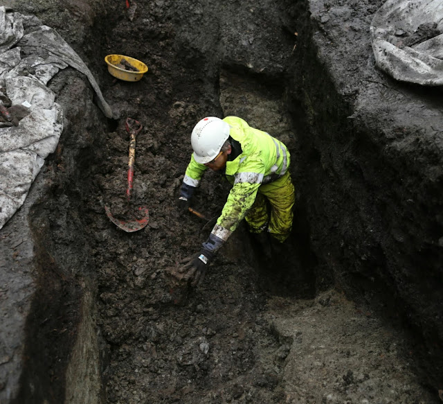 Ο αρχαιολόγος Dag-Øyvind Engtrø Solem εργάζεται σκληρά στο λάκκο όπου βρέθηκε το κομμάτι του παιχνιδιού, περίπου 4 μέτρα κάτω από το σημερινό επίπεδο επιφάνειας. [Credit: Audun B. Selfjord, NIKU]