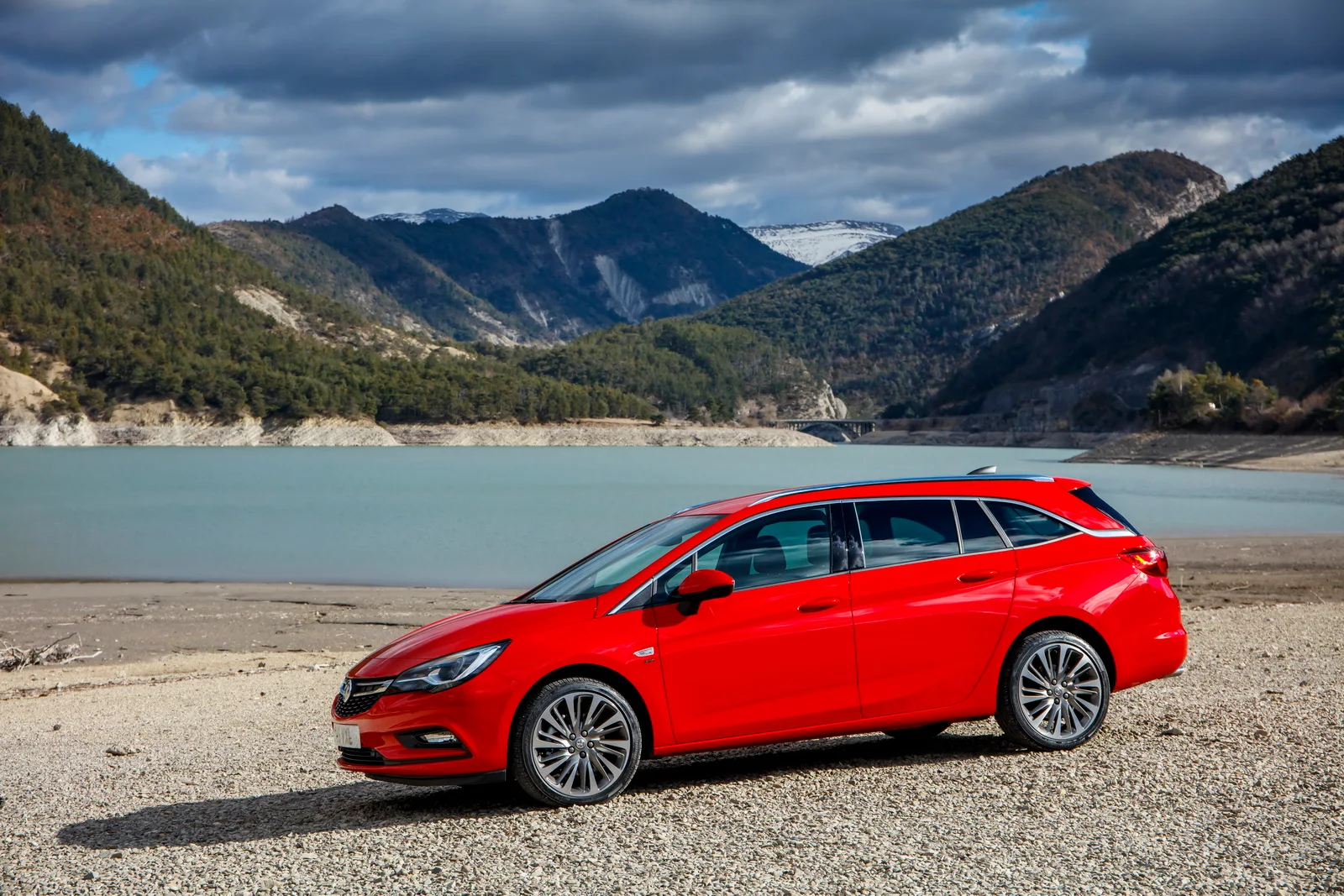 Vauxhall Astra Sports Tourer 2016 giá bắt đầu từ 16.585 bảng Anh