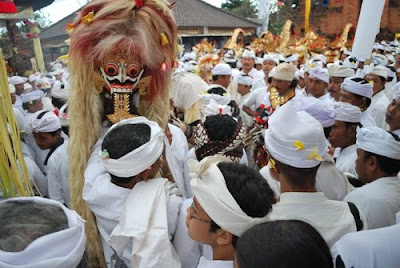 MADE WIJAYA BLOG PENGEROBONGAN TEMPLE FESTIVAL