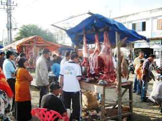 gambar aktifitas di pasar daging saat meugang