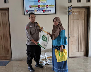 Pastikan Berjalan Kondusif, Bhabinkamtibmas Polsek Mancak Polres Cilegon Kawal Penyaluran Bantuan Beras