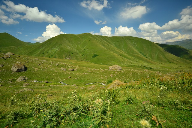 Zelené hory Kavkazu v Gruzii, túra na Abudelauri lakes.