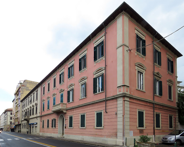 Palazzi gemelli, differenti colori, via Marradi, Livorno