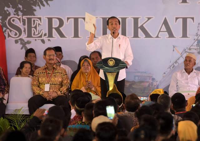 Termasuk 300 Tanah Transmigran, Presiden Jokowi Serahkan 3.000 Sertifikat Tanah di Kalbar