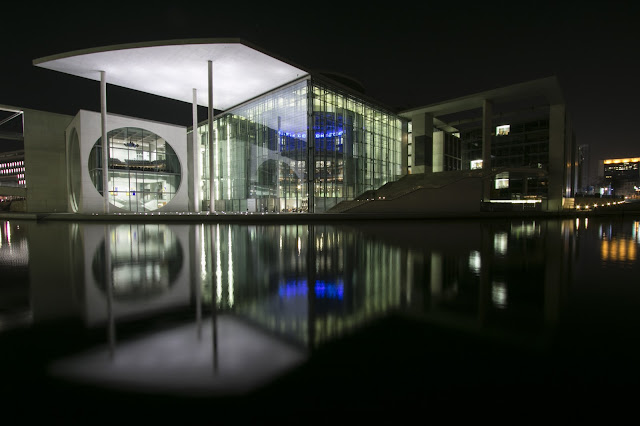 Retro del Bundestag di notte-Berlino