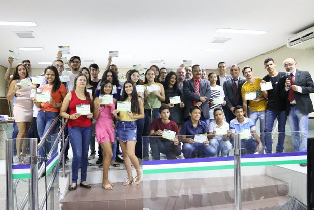 Vereadores entregam certificados de informática para mais de 50 alunos do CIDATEC