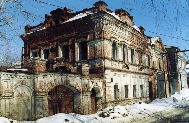 Старая фотография заброшенной кирпичной усадьбы