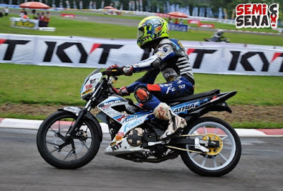 team-suzuki-Indonesia-wear-knight-f-to-asia-road-race