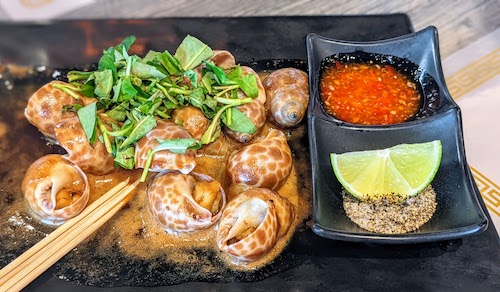 Oc huong bong / Ốc hương bông sốt me (Sweet snails in tamarind sauce)