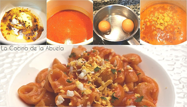 Macarrones caldosos con tomate y huevo.