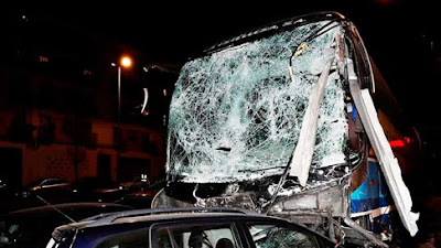 Muere una niña y su hermano crítico  al arrollar una guagua el coche en el que viajaban