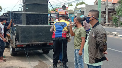 Dugaan Korupsi Pengadaan Mobil Sigap, Kejaksaan Negeri Pamekasan Di Hadiahi  Antangin,Bodrex dan kratindeng Saat di Demo