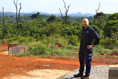 Faça chuva ou faça sol, manga comprida, bota da tropa e calças com cordéis no tornozole serão a minha indumentária