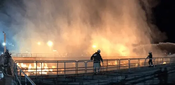 Gran incendio en fábrica de papel