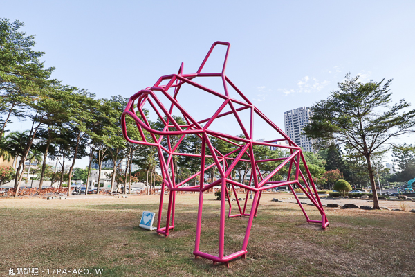 台中西區|台中新地標|草悟道大型粉紅法國鬥牛犬裝置藝術|竹光鄰鄰美好書席