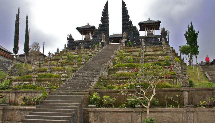 Sejarah Pura Besakih: Kuil Terbesar di Bali