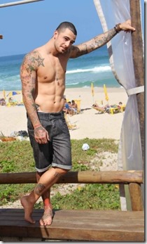 24ago2012---o-ator-felipe-titto-que-vive-o-mordomo-wagner-em-amor-a-vida-participa-de-uma-sessao-de-fotos-para-uma-marca-de-roupas-no-rio-de-janeiro-1377433290733_300x500