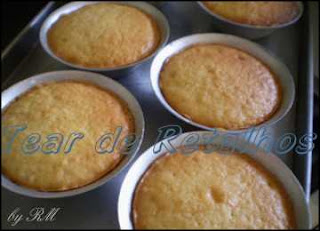 Muffins ainda na forminha após serem assados no forno