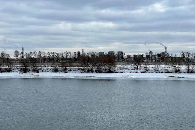 парк Коломенское, Москва-река, вид на Курьяново, Курьяновские очистные сооружения «Мосводоканал»