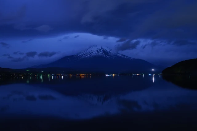 夜の富士山、山中湖平野